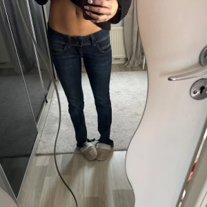 Lågmidjade jeans - Lågmidjade pepe jeans, superfina. Klippt slits nertill. Storlek 38 men passar mig som brukar ha 36. Är 173💞