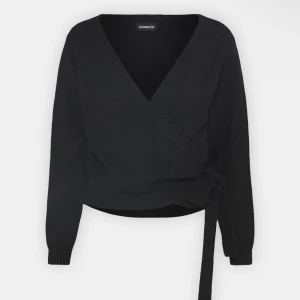 Svart omlottkofta  - Säljer en snygg svart omlottkofta från even&odd. Använd en gång och slutsåld i denna storlek. Köp den gärna från min vinted istället om du vill sänka priset så blir inte frakten lika dyr❣️ där heter jag julia.windh