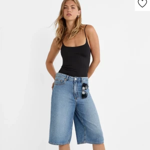 Svart body från stradivarius - Snygg body köpt för 200 kr, använd en gång🤍