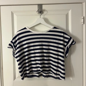 Randig t-shirt - En blå vit randig T-shirt i storlek M💞