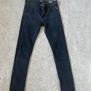 Svarta jeans från Replay - Säljer ett par svarta slim fit jeans från Replay i bra skick. De har en snygg, slim passform och klassisk femficksdesign. Perfekta för både vardag och fest! 🖤