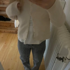 Grå jeans  - Säljer ett par snygga grå jeans från NA-KD i storlek 36💞