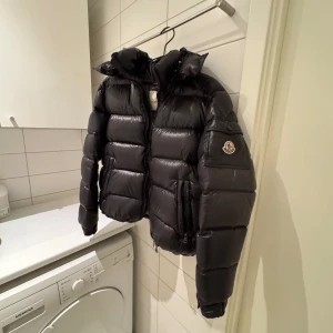 Moncler Maya - Köpte jackan år 2021 alltså är det en lite äldre  variant av Moncler Maya modellen. Där av de minimala skillnaderna jämfört med senare årsmodeller. Jackans skick är 10/10 bortsett från lite slitage i hänglappen på insidan. Tar inga byten tyvärr.