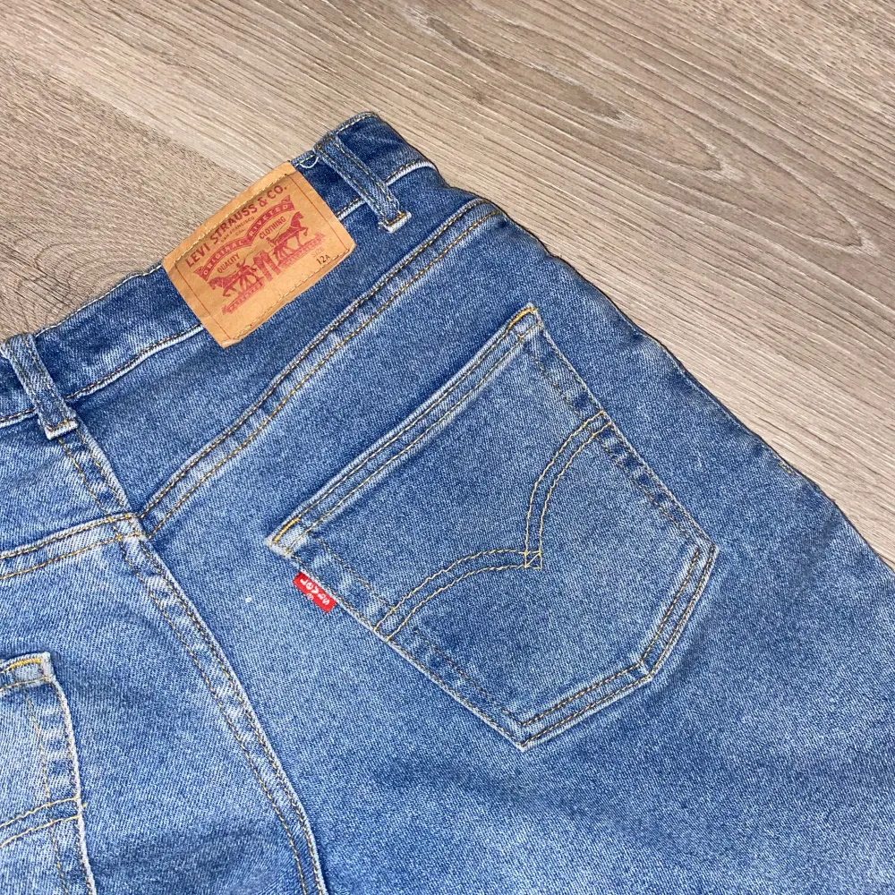 Säljer ett par snygga blå Levis jeans i loose taper-stil. De har en klassisk femficksdesign och är i mycket bra skick. Perfekta för en avslappnad look och passar till alla säsonger. Midjan är midwaist och de har en bekväm passform. Byxorna är stora i storleken. Pris kan diskuteras.. Jeans & Byxor.