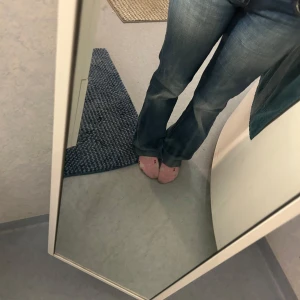 Lowwaist jeans  - Säljer nu mina jeans som e ny köpta då dom sitter dåligt på mig, strl S/36. Så mått på bilderna. 