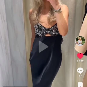 Lång klänning - En supersnygg svart satinklänning med silvriga paljetter upp till från Zara. Köpt för ca ett år sen men är aldrig använda och prislappen är kvar. Storlek S. Den har några trådar som gått upp, se bilder, men var så när jag köpte den! Supersnygg verkligen! Säljer för 250kr🌟🌟