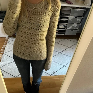 Beige stickad tröja - Säljer en superfin beige stickad tröja i storlek S. Den har ett snyggt hålmönster 