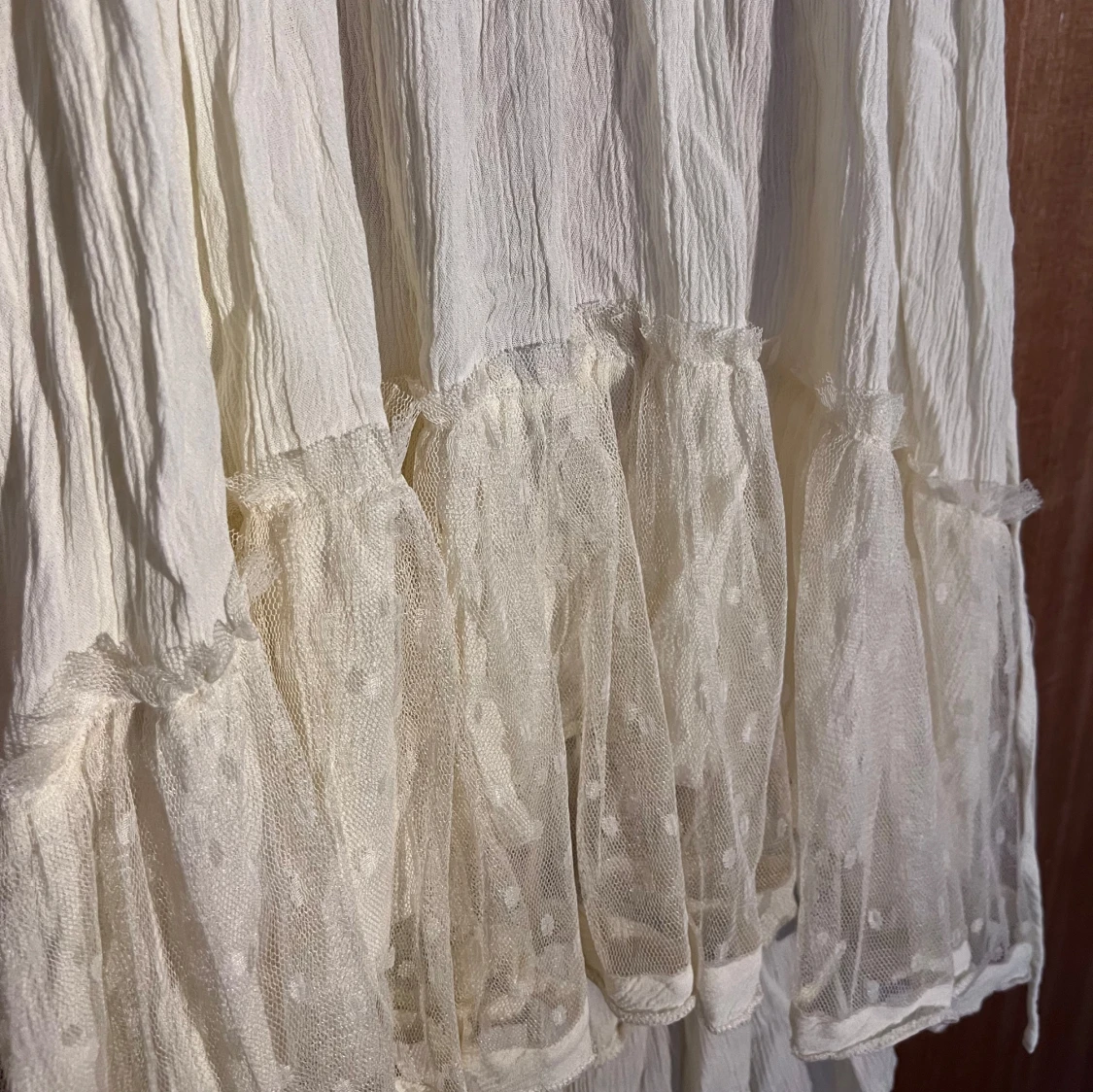 Vit sommarklänning med volanger - 92