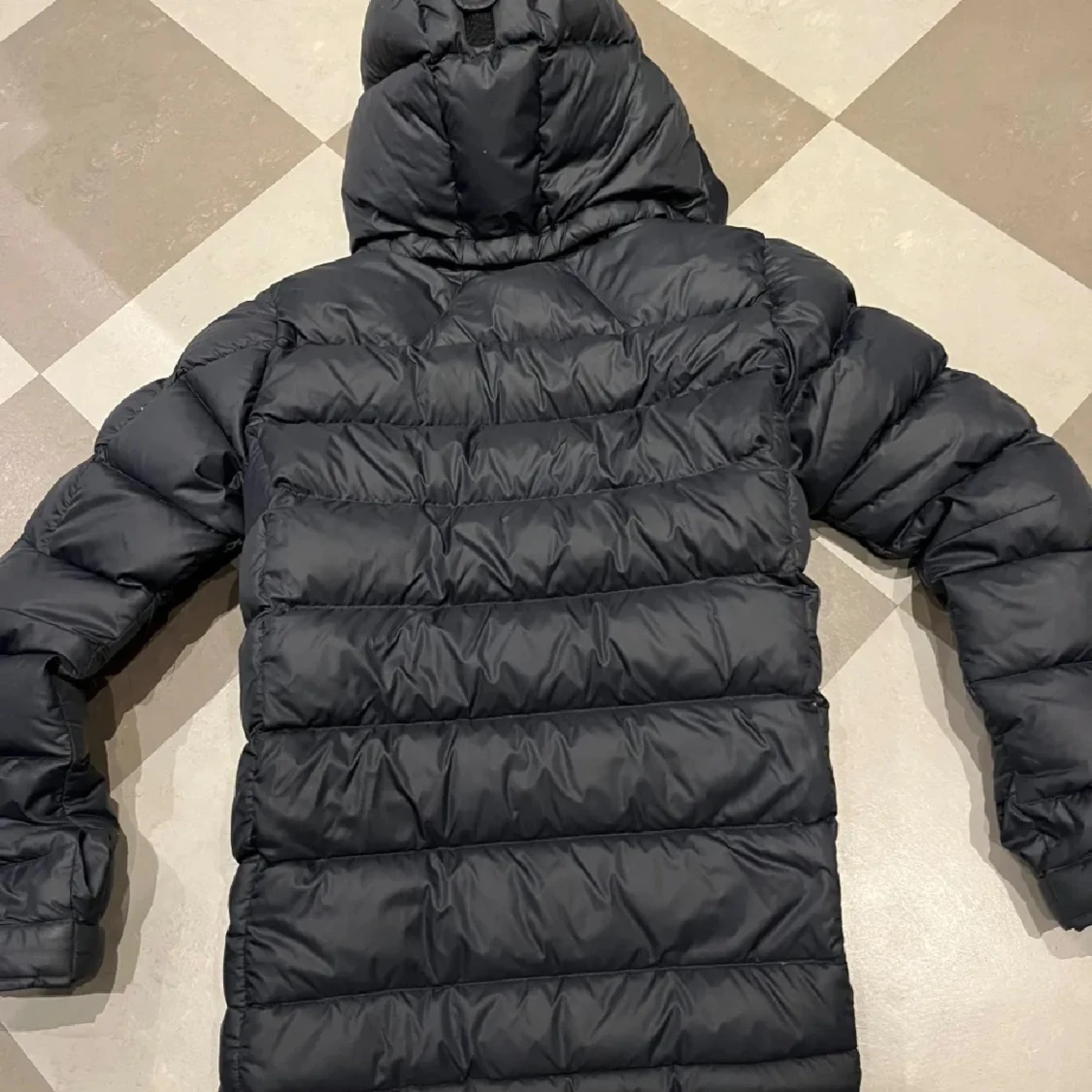 Svart dunjacka från Peak Performance - 1