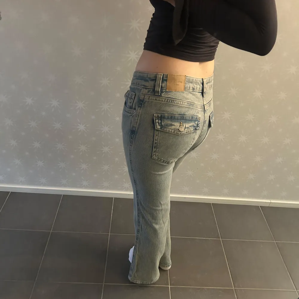 Säljer ett par ljusblå jeans i bootcut-stil från Ginatricot. Säljer då dessa inte kommer till användning, storleken är 38 men skulle också passa 36. Jeans & Byxor.