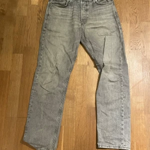 Grå jeansbyxor - Säljer ett par grå jeansbyxor i bra skick. Loose chris. Lite blekta fläckar på baksidan. Men inget som märks direkt. Storlek 31.32