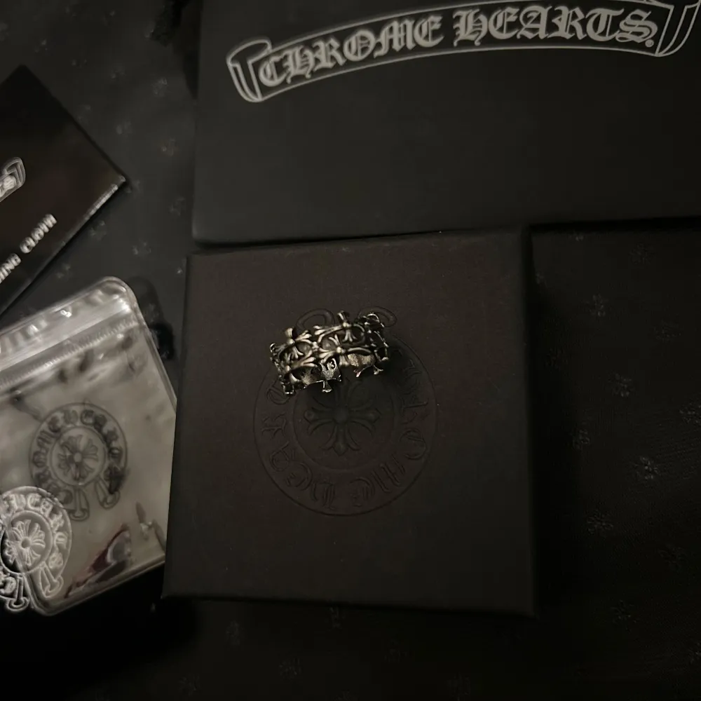 Chrome hearts ringar helt ny. av stainless steele . Kors modellen. Skriv vid frågor eller funderingar! Skriv vilken storlek ni har ;D 😎. Accessoarer.