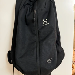 Svart ryggsäck från Haglöfs - Säljer en svart ryggsäck från Haglöfs i modellen Volt Large. Den är i mycket bra skick och perfekt för både vardag och utflykter. Ryggsäcken har en praktisk dragkedja framtill och är rymlig nog för alla dina saker. Passar perfekt för höst- och vinteräventyr!