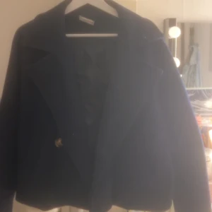 Mörkblå kappa från MISSÄY - Säljer en mörkblå kappa som har blivit lite liten för mig, den e väldigt fin att ha till en hoodie eller annan tjock tröja! 🩷pris kan diskuteras, Om man vill ha fler bilder kan jag skicka det, samma med andra frågor💓