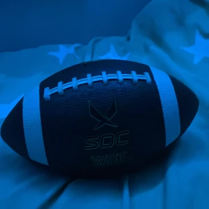  Amerikansk fotboll  -  Det är en amerikansk fotboll helt oanvänd och bra med luft innehåll den är brun om någon är intresserad kommer jag skriva adressen den finns och hämta i Uppsala Björklinge men kommer inte säga adressen innan någon eller är intresserad