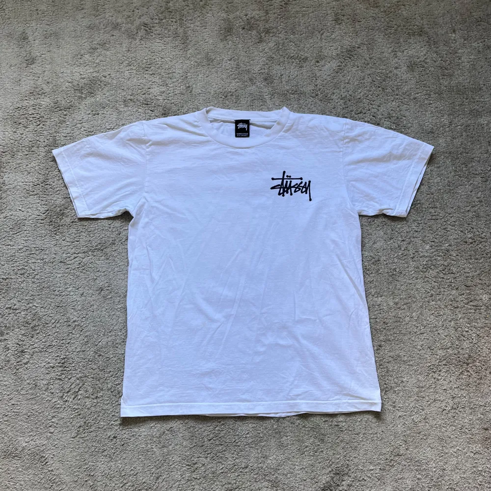 En riktigt snygh stussy tisha. Storlek M. Den är i mycket bra skick. Riktigt cool design på ryggen. Hör av dig vid frågor eller funderingar.. T-shirts.