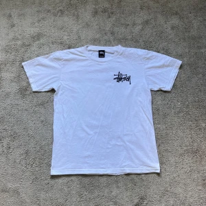 Stussy T-Shirt - En riktigt snygh stussy tisha. Storlek M. Den är i mycket bra skick. Riktigt cool design på ryggen. Hör av dig vid frågor eller funderingar.