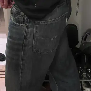 Säljer ett par klassiska blå jeans från Levi's i bra skick. De har en straight passform och är perfekta för vardagsbruk. Jeansen har en traditionell femficksdesign. Perfekta för både höst och vår! 30/30 lös passform. 176cm lång. 