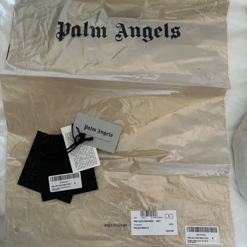 Säljer ett par röda byxor från Palm Angels. Dom är i storlek Small och är köpta från Miinto. Kvitto, påse och tags medkommer. Byxorna är som i nyskick och är använda max 5 gånger. Farkut & Housut.