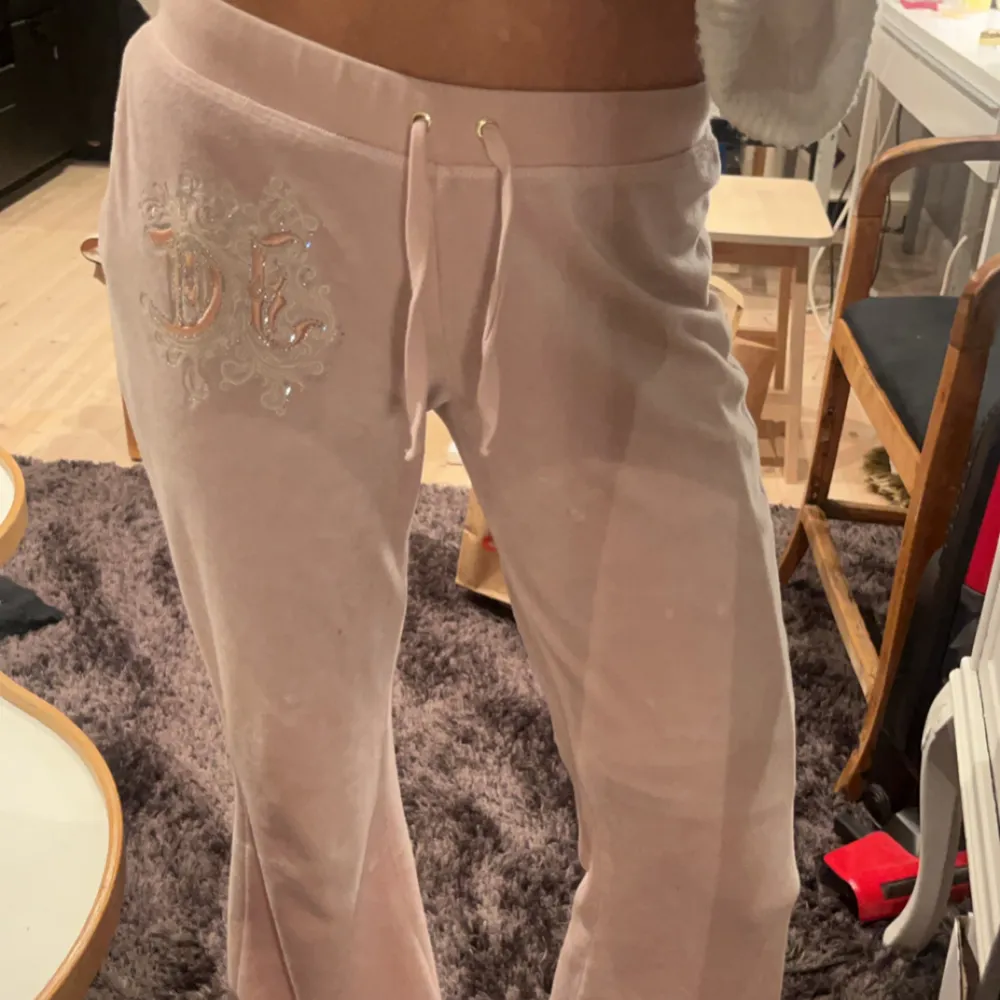 Sååå snygga lågmidjade mjukisbyxor från juicy couture i en ljusrosa färg. De är i den nya modellen Renaissance med broderi och glitter på framsidan och fickor där bak. Nypris ligger på 1500kr, mitt pris: 800kr! Pris går alltid att diskutera!🥰 Tveka inte att skriva vid frågor!. Jeans & Byxor.