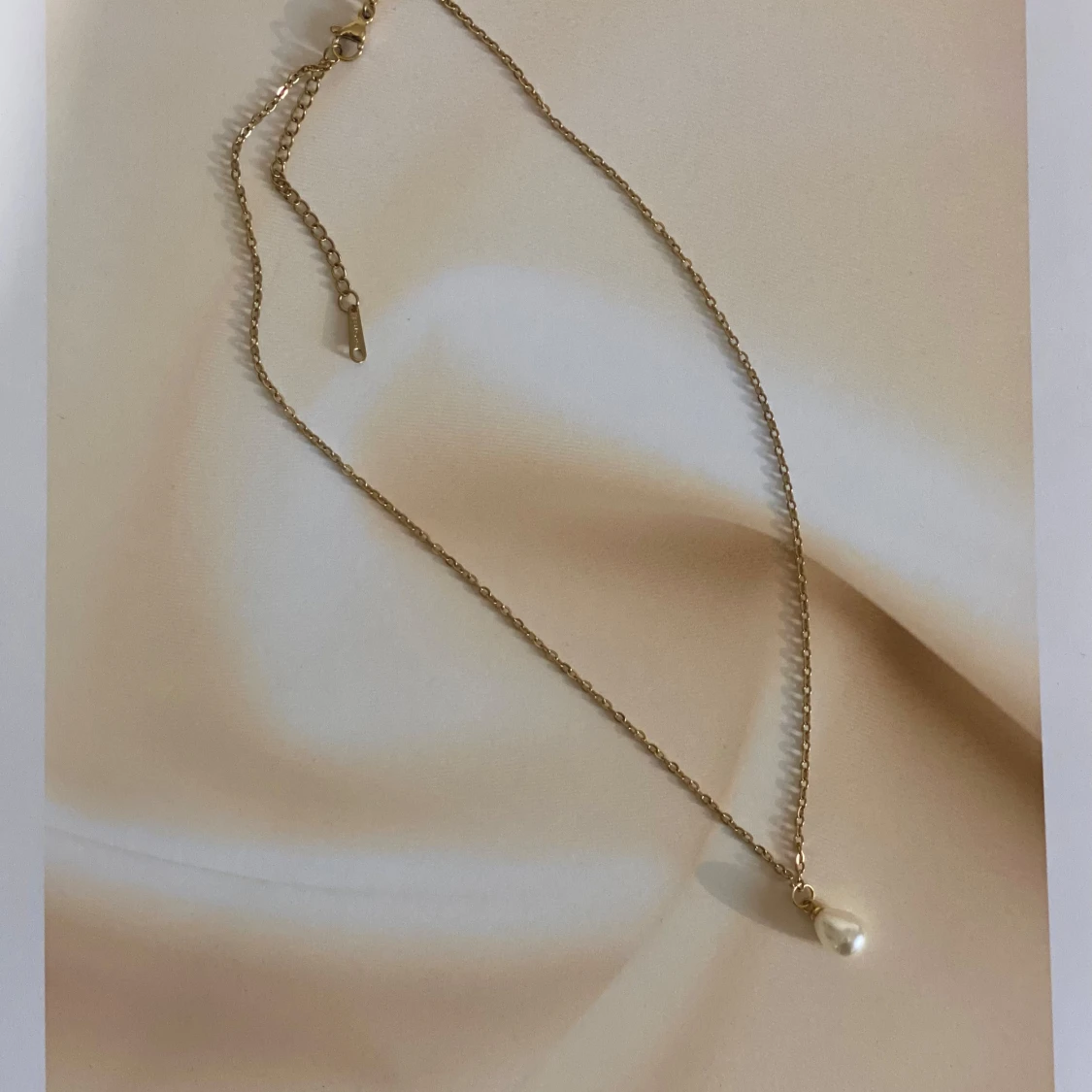 Elegant halsband med pärlhänge/rostfrit stål  - 90