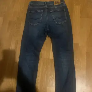 Säljer ett par snygga mörkblå jeans från Replay. Då de inte kommer till användning, Dem är i ett bra skick. Pris kan diskuteras