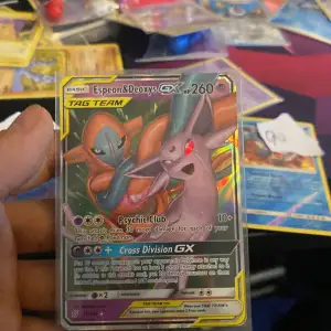 Säljer ett Espeon & Deoxys GX TAG TEAM Pokémon. Kortet har en glänsande yta. Det är en del av serien 72/236. Perfekt för samlare eller spelare som vill förstärka sin kortlek. ny pris 250-400