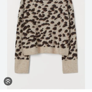 Beige leopardmönstrad stickad tröja - Säljer en supercool beige stickad tröja med leopardmönster. Perfekt för att liva upp din garderob! Tröjan har långa ärmar och en bekväm passform. Perfekt för höst och vinter. 🐆✨