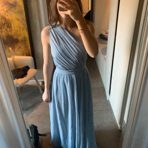 Dusty Blue långklänning från Nelly - Helt oanvänd balklänning från Nelly. Köpt för några år sedan och bara legat i garderoben utan användning.  