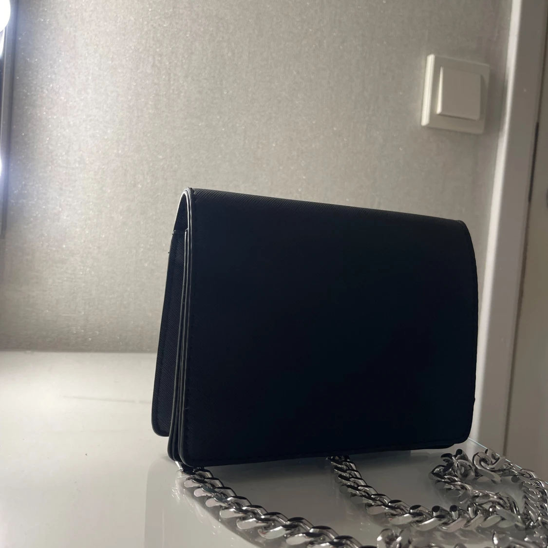 Svart axelväska med kedja