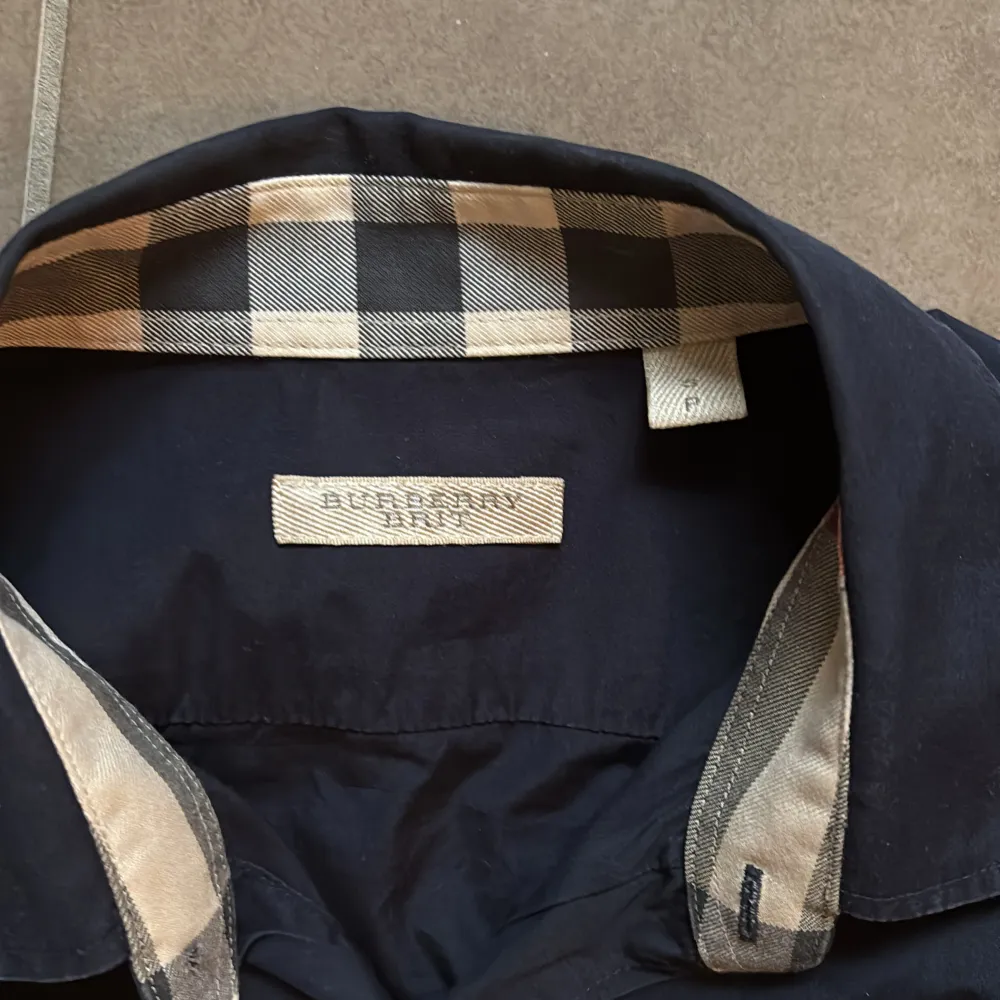 Klassisk Burberry skjorta i färgen marinblå och storlek S. Skjortor.