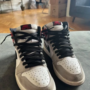 Jordan 1 ”Light smoke grey” High - Rensar garderoben o hitta dessa, rätt så smutsiga och slitna. Storlek 42, köpta från merchsweden 2022. Digitalt kvitto finns, dock är skolådan borta. Retail 3500-4000 kr. Vid snabb och smidig affär kan pris diskuteras!