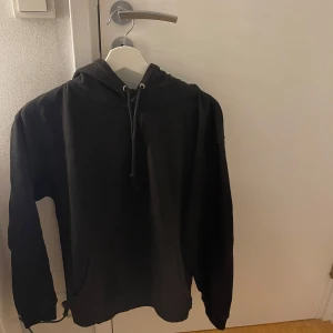 Svart hoodie med tryck - Säljer en svart hoodie med ett coolt tryck på baksidan. Perfekt för höst och vinter, den är både bekväm och stilren. Hoodien har en klassisk passform med långa ärmar och en praktisk huva med dragsko. Perfekt för vardagsbruk eller chill dagar. 🖤