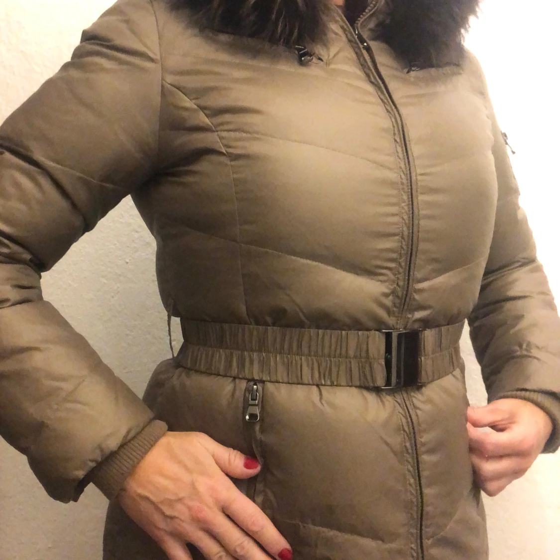 Brun dunjacka med pälskrage - 90