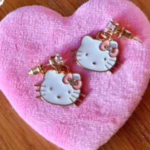 Söta små örhängen med Hello Kitty-motiv. Nya!