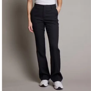 Vilma kostymbyxa - Ett par medelhög midjade kostymbyxor i modellen Vilma från Bikbok, i bra skick.