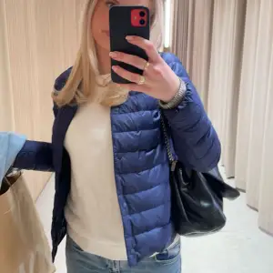 Säljer min snygga mörkblå pufferjacka från Uniqlo i modellen ”Ultra Light Down Compact Jacket” i färgen Navy😊Jackan är inte så använd och i ett bra skick ändå förutom på sidan av ena ärmen är det en defekt som man kan se på bilden💕Jackan är köpt ny för 900 kr!!