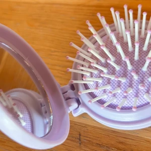 Söt hopfällbar borste med Kuromi-motiv! - Söt liten lila hopfällbar borste med spegel och Kuromi-motiv. 7 cm i diameter hopfälld. Ny! 