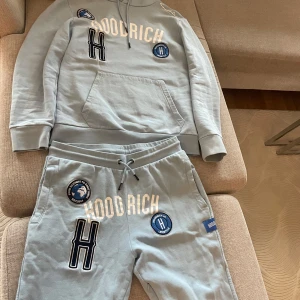 Byxa och överdel från Hoodrich - Säljer en snygg ljusblå sett från Hoodrich. Överdelen är i stl M men passar även stl S och byxan i stl L men passar även stl M. Båda är mindre i stl.