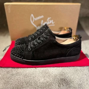 louboutin - Säljer ett par svarta louboutin (äkta) dust bag och box medföljer dom är använda några gånger men är i fint skick skriv vid intresse eller undringar.