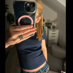 Mörkblå lite kortare T-shirt - Säljer denna jättefina mörkblåa lite kortare T-shirt från ginatricot!💙säljer pga att den inte kommer till användning. Nästan helt oanvänd,Skriv om ni har frågor osv.