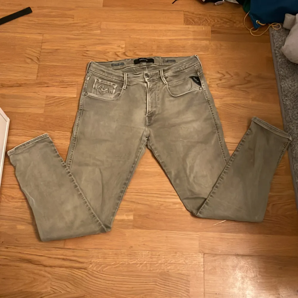 Säljer ett par grå Replay Hyperflex jeans i storlek W32 L30. De är i bra skick och har en snygg, modern look. Perfekta för både vardag och fest. De har en klassisk femficksdesign och en bekväm passform.. Jeans & Byxor.