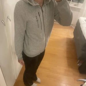 Sailracing zip tröja - Säljer nu min gråa Sailracing tröja! Den är i barnstorlek 160 men passar mig som brukar ha xs/s, är använd men i bra skick!☺️