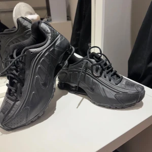 Svarta sneakers från Nike - Säljer ett par svarta Nike sneakers i mycket bra skick. De har en stilren design med snörning och en bekväm passform. Perfekta för både vardag och träning. Skorna har en robust sula och är gjorda i syntetmaterial för hållbarhet.