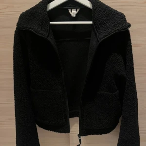Teddy jacka  - Fin och trendig teddy jacka från h&m! 💞 Den är sparsamt använd och i fint skick 🌸