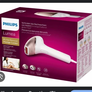 Philips Lumea IPL Hair Removal - Philips Lumea IPL är en sladdansluten hårborttagningsenhet som använder intensivt pulserande ljus för långvarigt slät hud. Den har en elegant design i vitt och lila och är perfekt för att förhindra återväxt av hår. Perfekt för hemmabruk och enkel att använda för olika hudtyper.