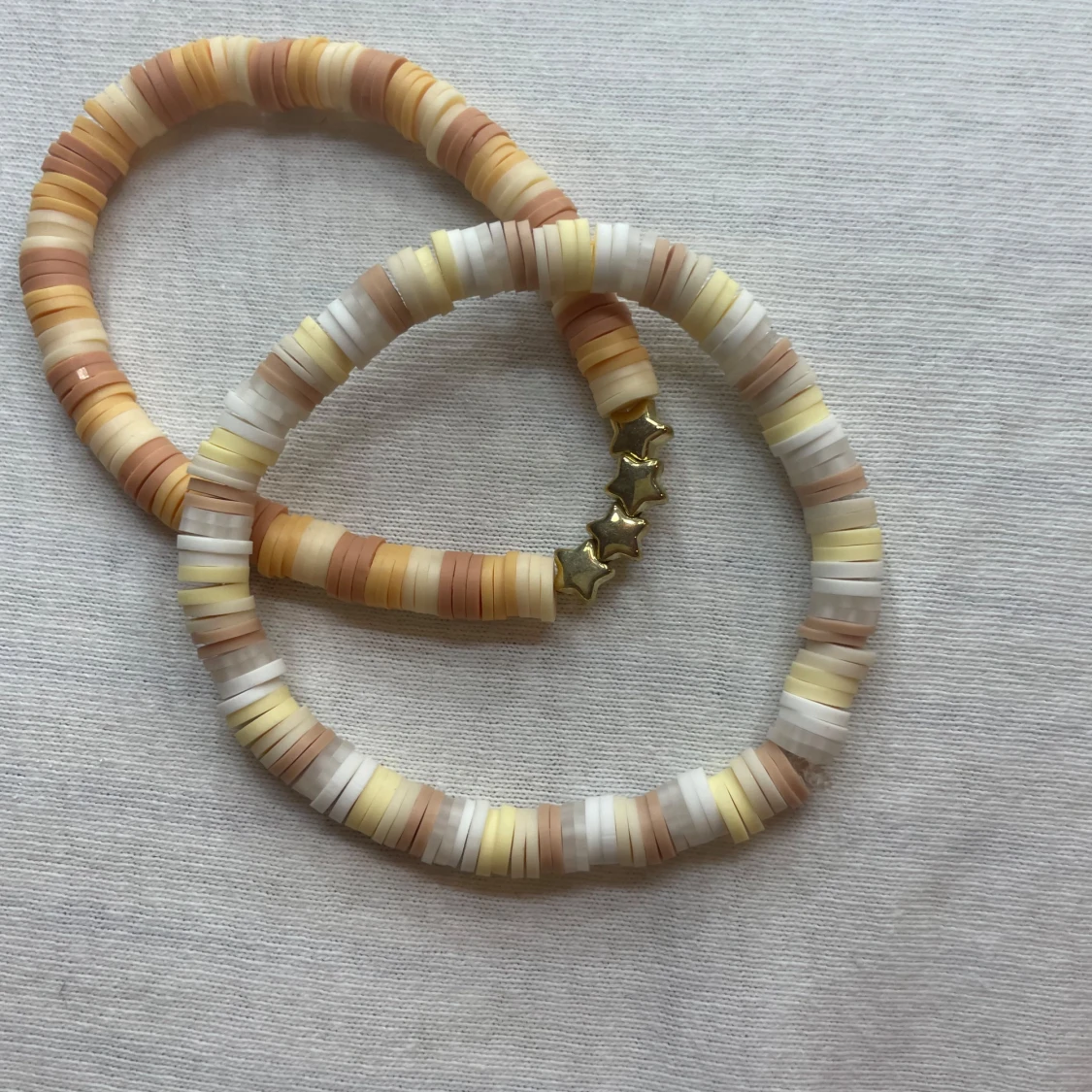 Färgglada armband och halsband