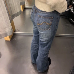 Lågmidjade bootcut jeans - Säljer ett par snygga low waist bootcut jeans från salma street one i storlek 26/32 