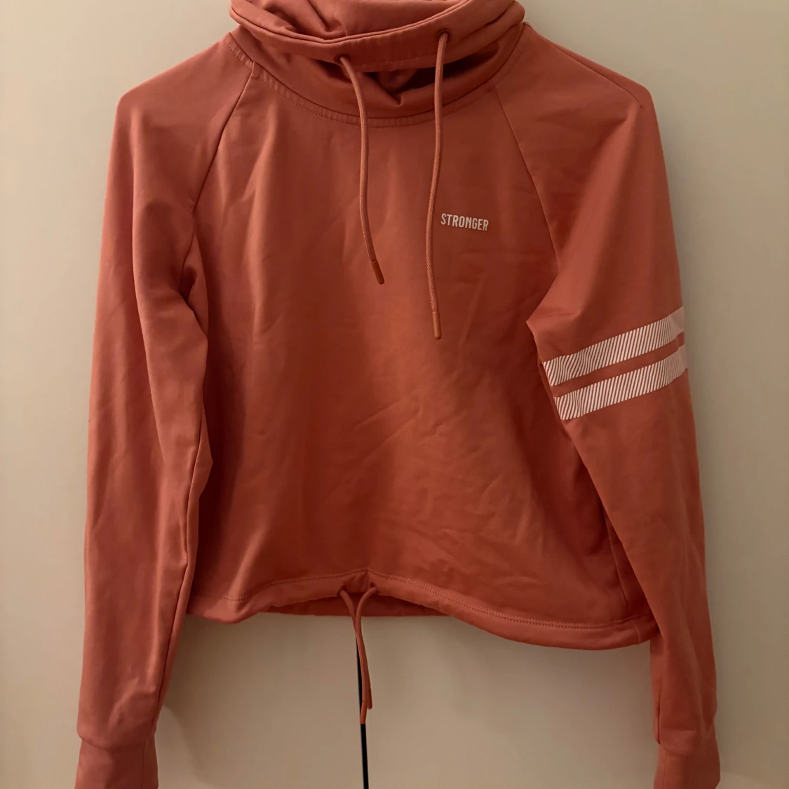 Rostfärgad hoodie från Stronger