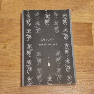Dracula - Säljer boken 'Dracula' av Bram Stoker. Oläst, har bara stått och dammat i hyllan.